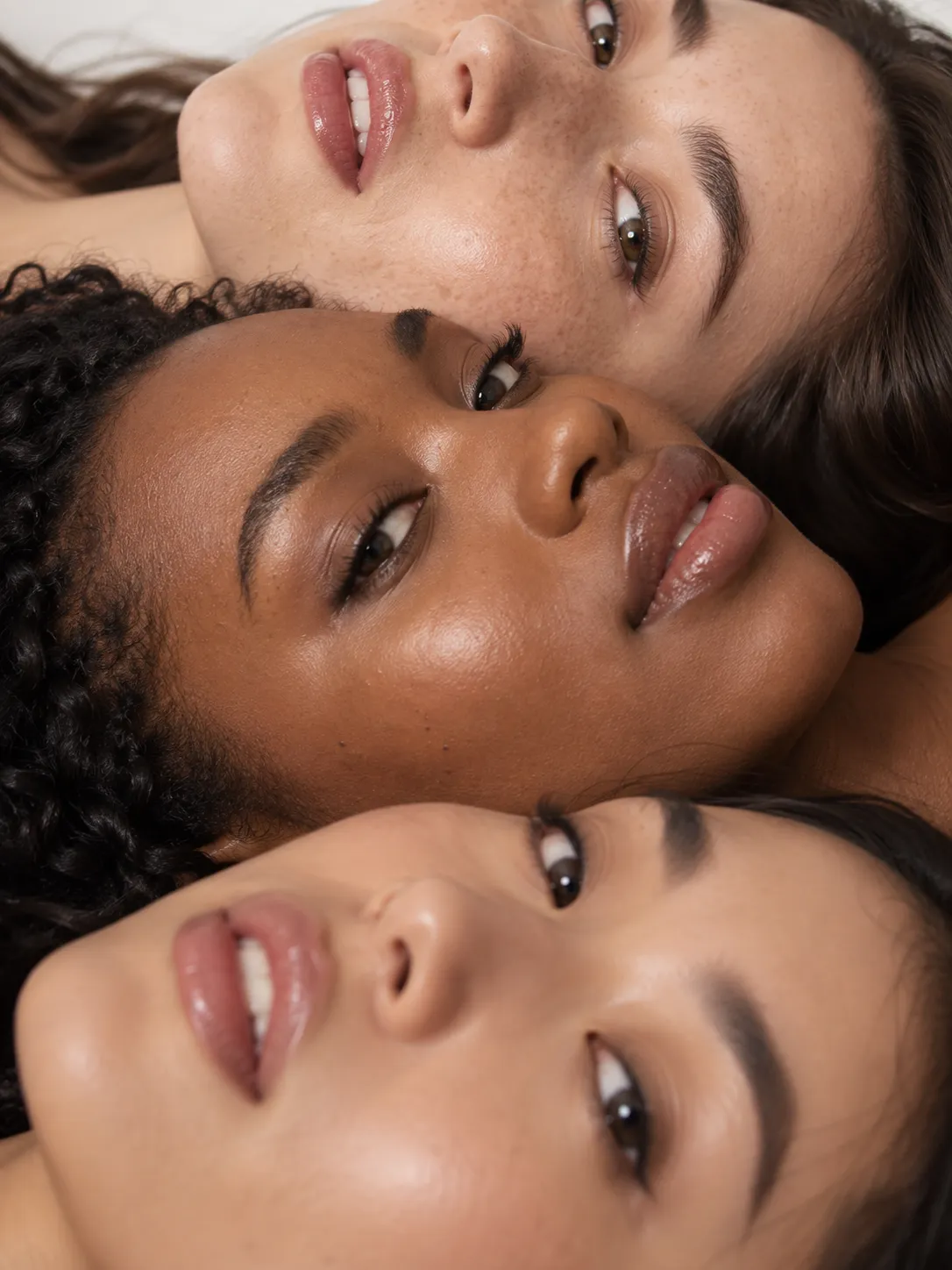 Drei Frauen mit gesunder, gepflegter Haut, Wange an Wange