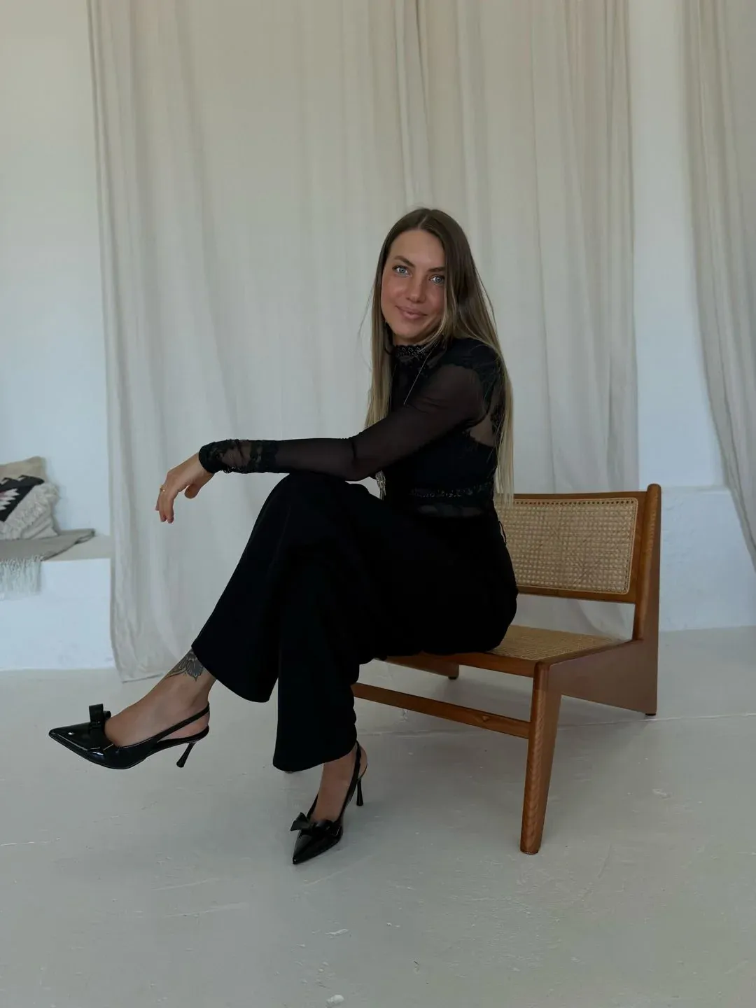 Michelle Ajouri, sitzend in schwarzer Kleidung
