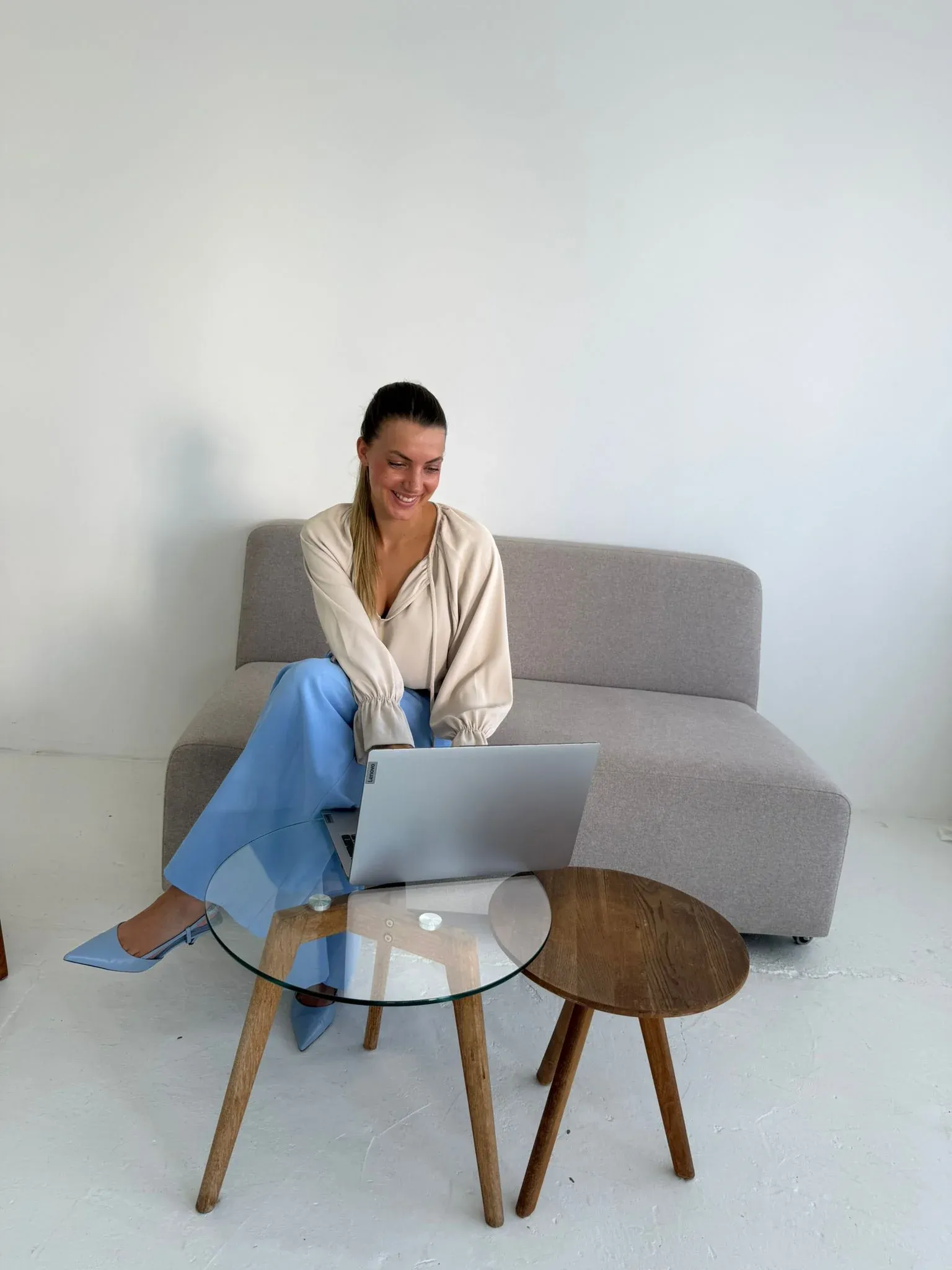 Michelle Ajouri am Laptop im Beratungsgespräch
